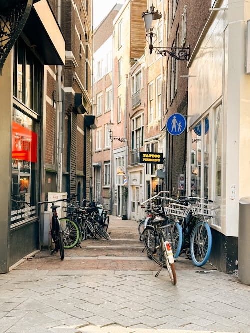 amsterdam, arka sokak, bisikletler içeren Ücretsiz stok fotoğraf