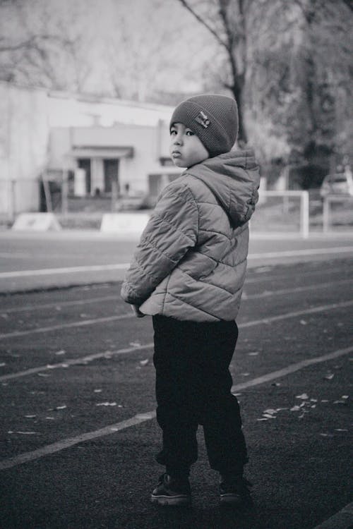 Immagine gratuita di bambino, bianco e nero, cappello