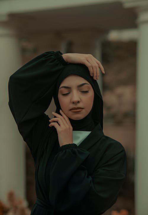 Gratis arkivbilde med hijab, kvinne, lukkede øyne
