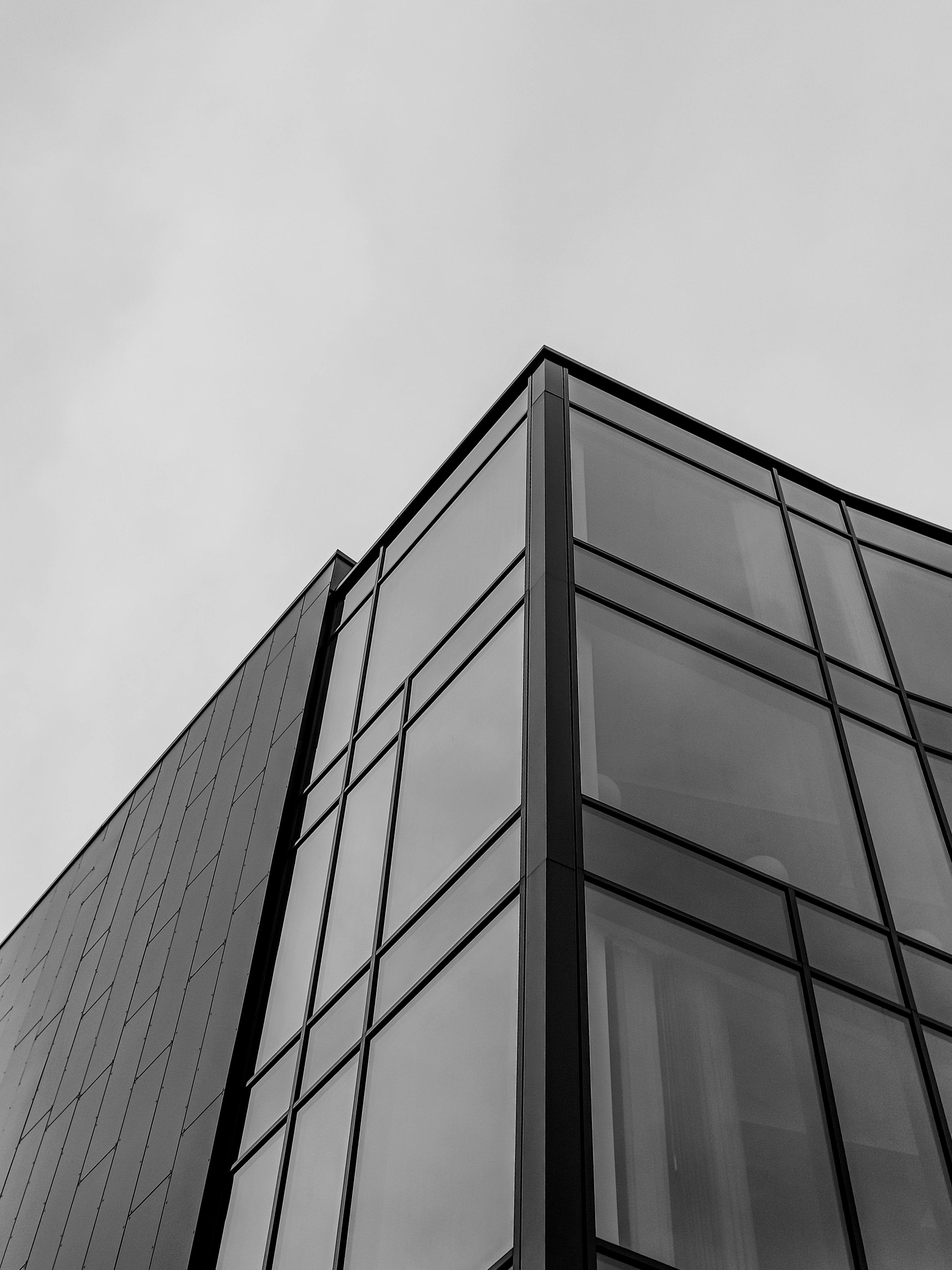 Gratis Esquina De Edificio De Oficinas En Blanco Y Negro Foto de stock
