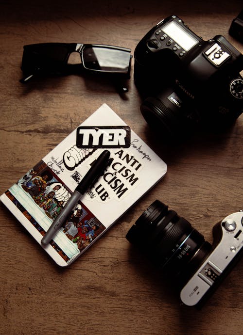 Fotobanka s bezplatnými fotkami na tému čierna, drevený, fotoaparáty