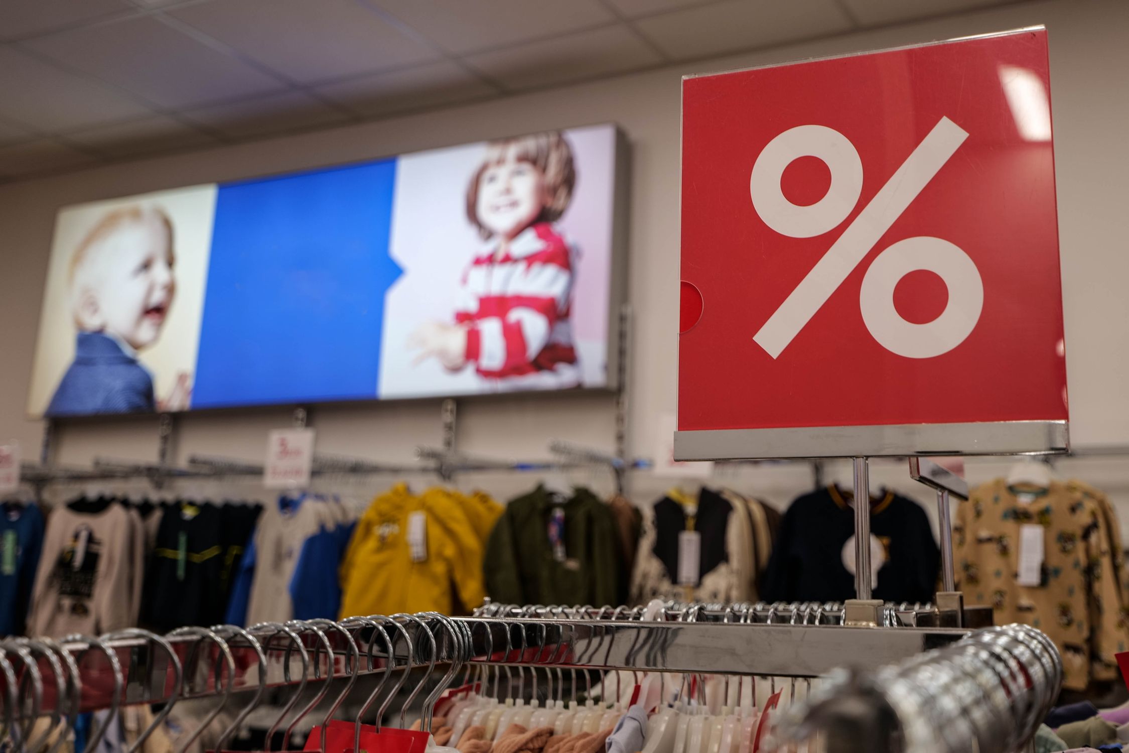 Clothes Discounter Discount Sign in Clothes Store · Free Stock Photo
