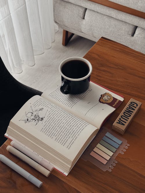 Gratis stockfoto met boek, bureau, cafeïne
