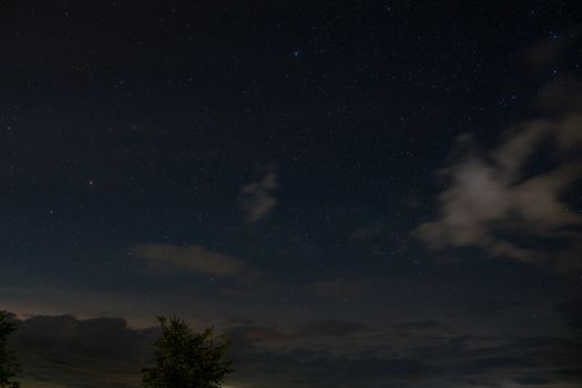 Malerischer Himmel & Wolken – Anime-Stil Hintergrundbild