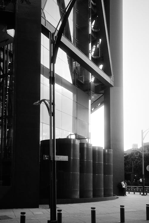 Darmowe zdjęcie z galerii z budynek od zewnątrz, czarno-biały, fasada