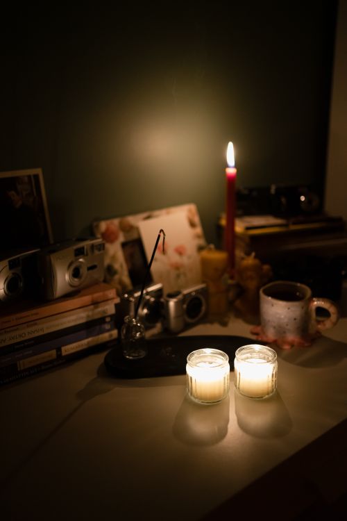Free Warm and inviting indoor scene with candles and vintage decor in Ankara, Türkiye. Stock Photo