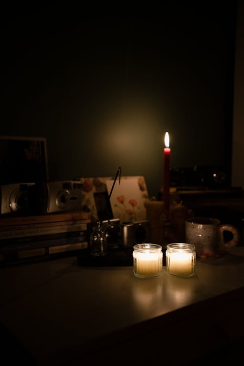 Foto d'estoc gratuïta de acollidor, escriptori, espelmes