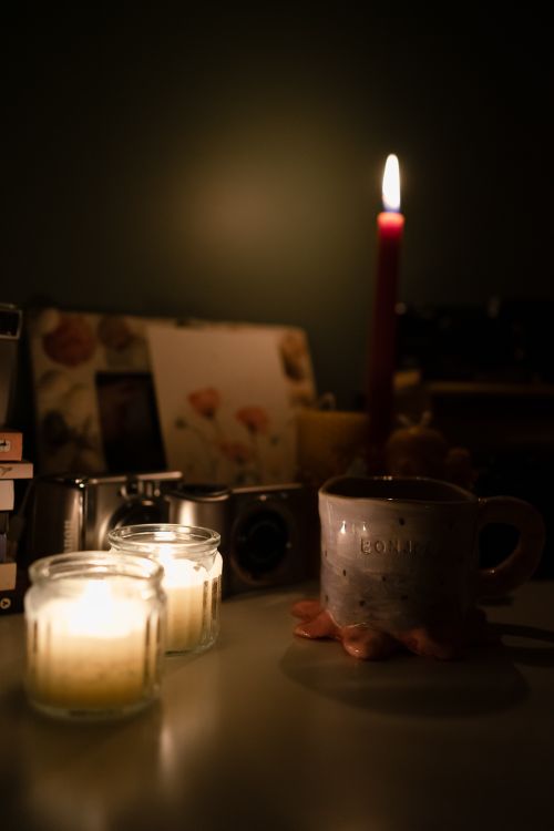 Free Warm candlelit ambiance reflecting off objects in an indoor Ankara setting. Stock Photo