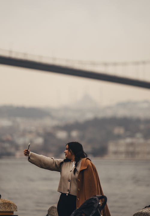 Foto profissional grátis de abrigo, autorretrato, cabelo escuro