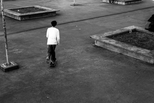 Free Black and white photo of a teenager skateboarding outdoors in São Paulo, Brazil. Stock Photo
