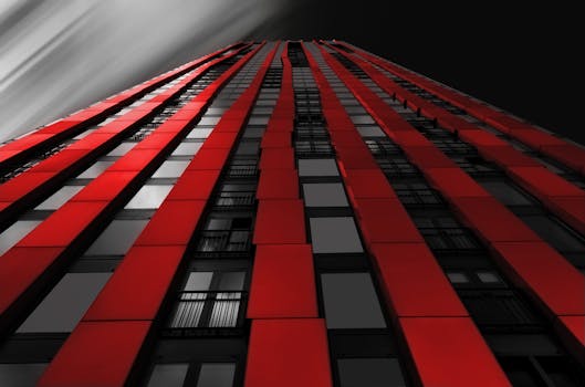 低角度视角下，引人注目的红色高层建筑与戏剧性的天空相映成趣