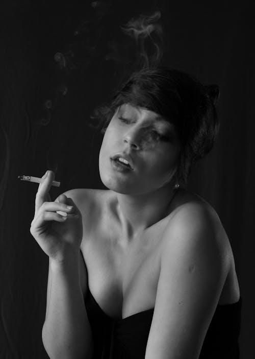 Kostnadsfri bild av chic, cigarett, elegant