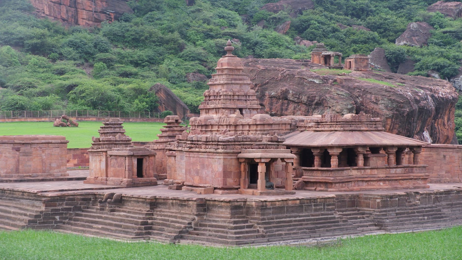 Best Resorts in Badami for a Weekend: Top Picks & Practical Guide