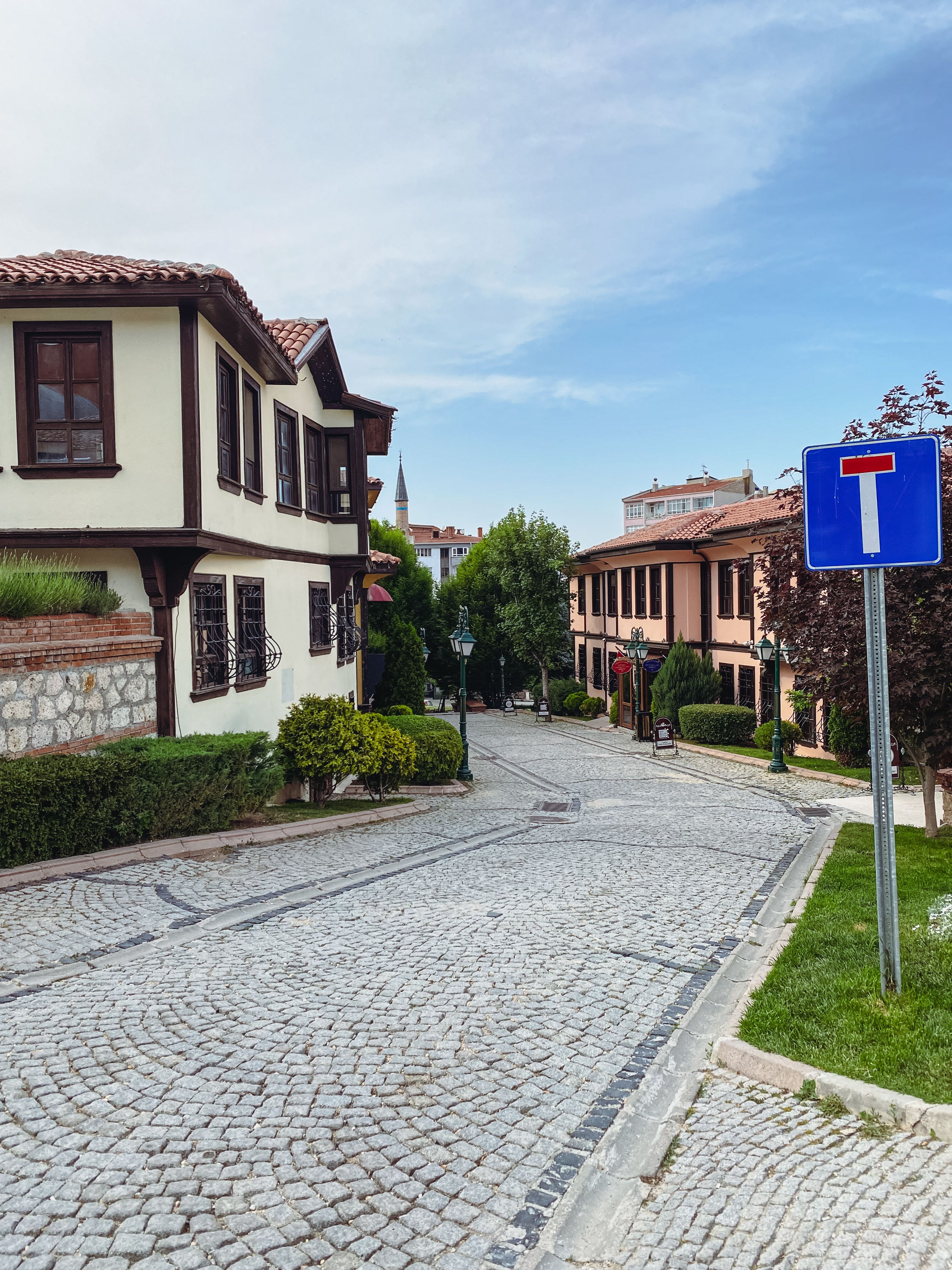 Stradă pavată cu piatră în oraș vechi, similar cu străzile din Gjirokastër
