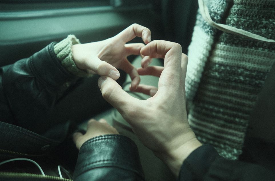 Online dating: starting a conversation on a niche platform