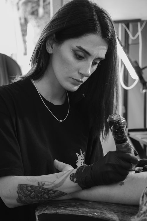 Free Portrait of a female tattoo artist focused on her craft in a studio setting in Aydın, Türkiye. Stock Photo