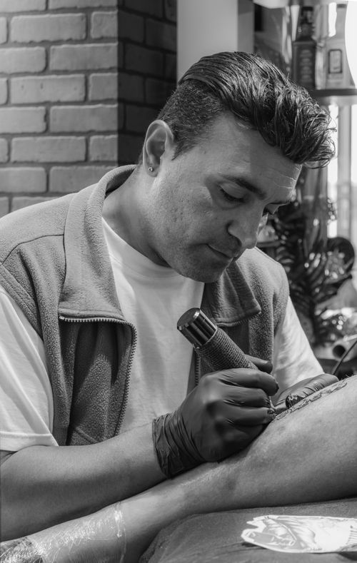 Free A tattoo artist carefully inks a client's arm in a studio in Aydın, Türkiye. Stock Photo