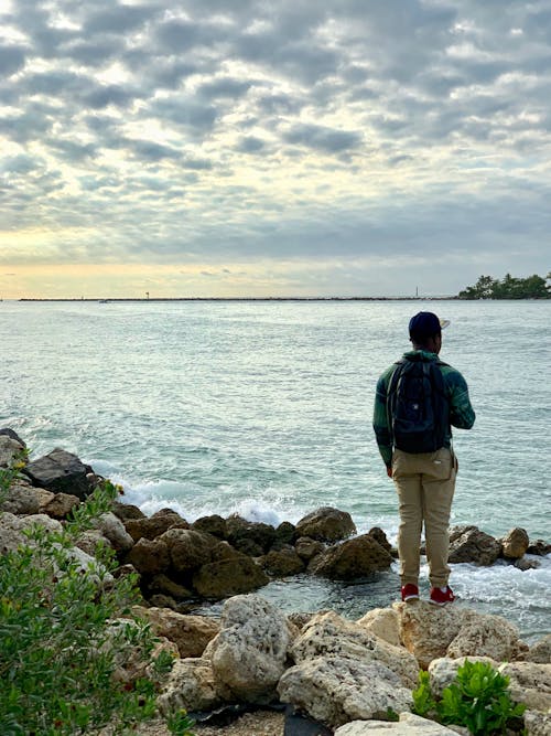 Uomo In Piedi Sulle Rocce Dall'acqua