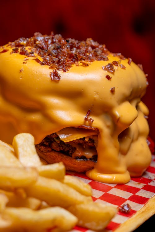 Foto profissional grátis de batata frita, cheeseburger, comida de rua