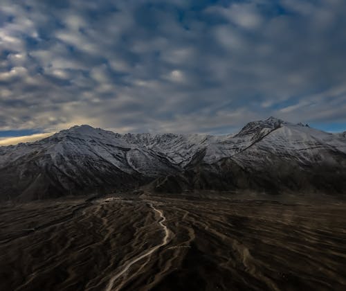 Fotografia Natureza Da Montanha Rochosa Sob Céu Nublado