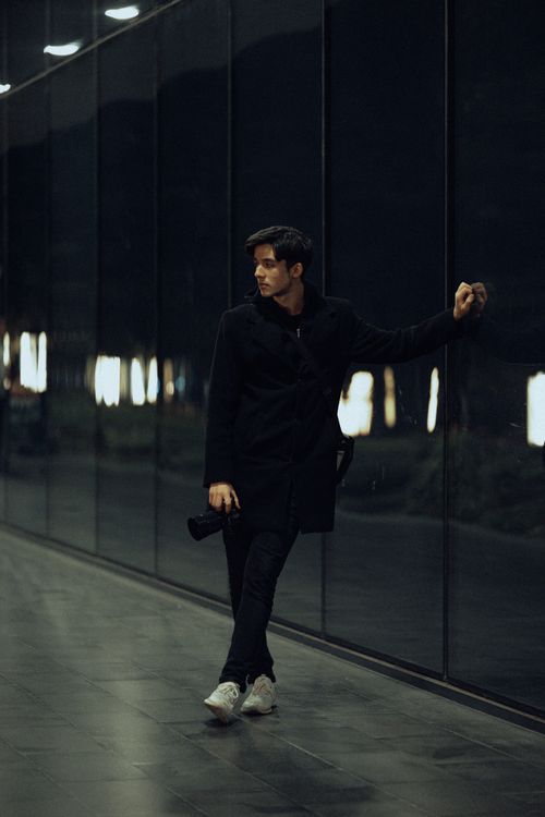 Free Fashionable man posing with camera at night in Fethiye, Türkiye. Stock Photo