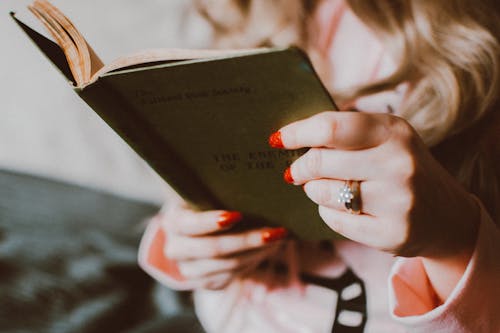 Mulher Lendo E Segurando Um Livro