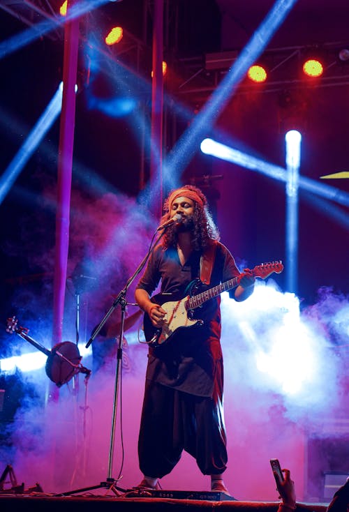 Singer singing on stage - Fakira