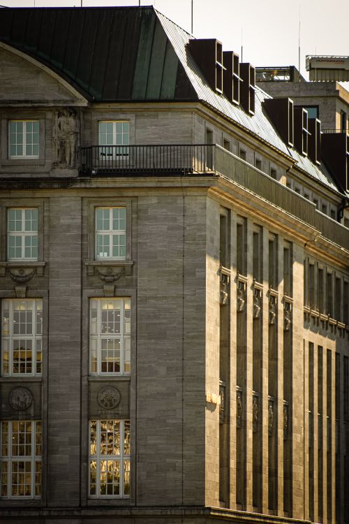 Free Vertical shot of Bucerius Kunst Forum's neoclassical facade in Hamburg, highlighting architectural details. Stock Photo