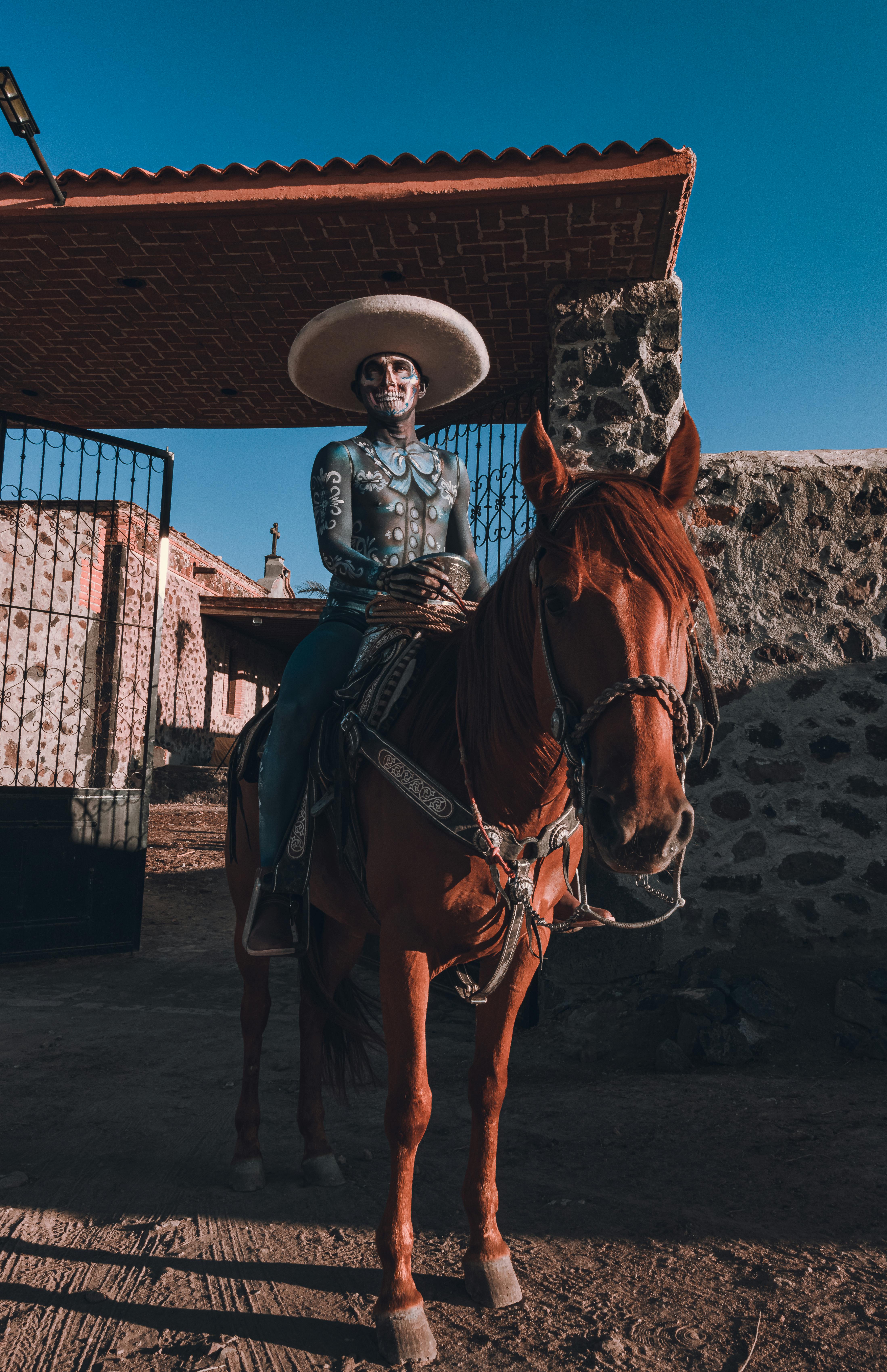 Sombrero takmış ve at üzerinde oturan adam