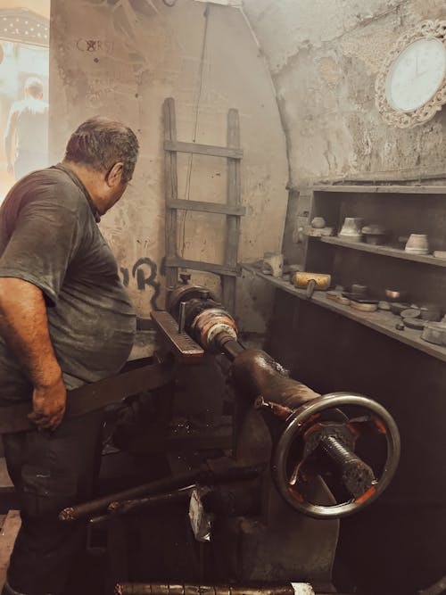 Fotobanka s bezplatnými fotkami na tému dielňa, inštalatér, krátke vlasy