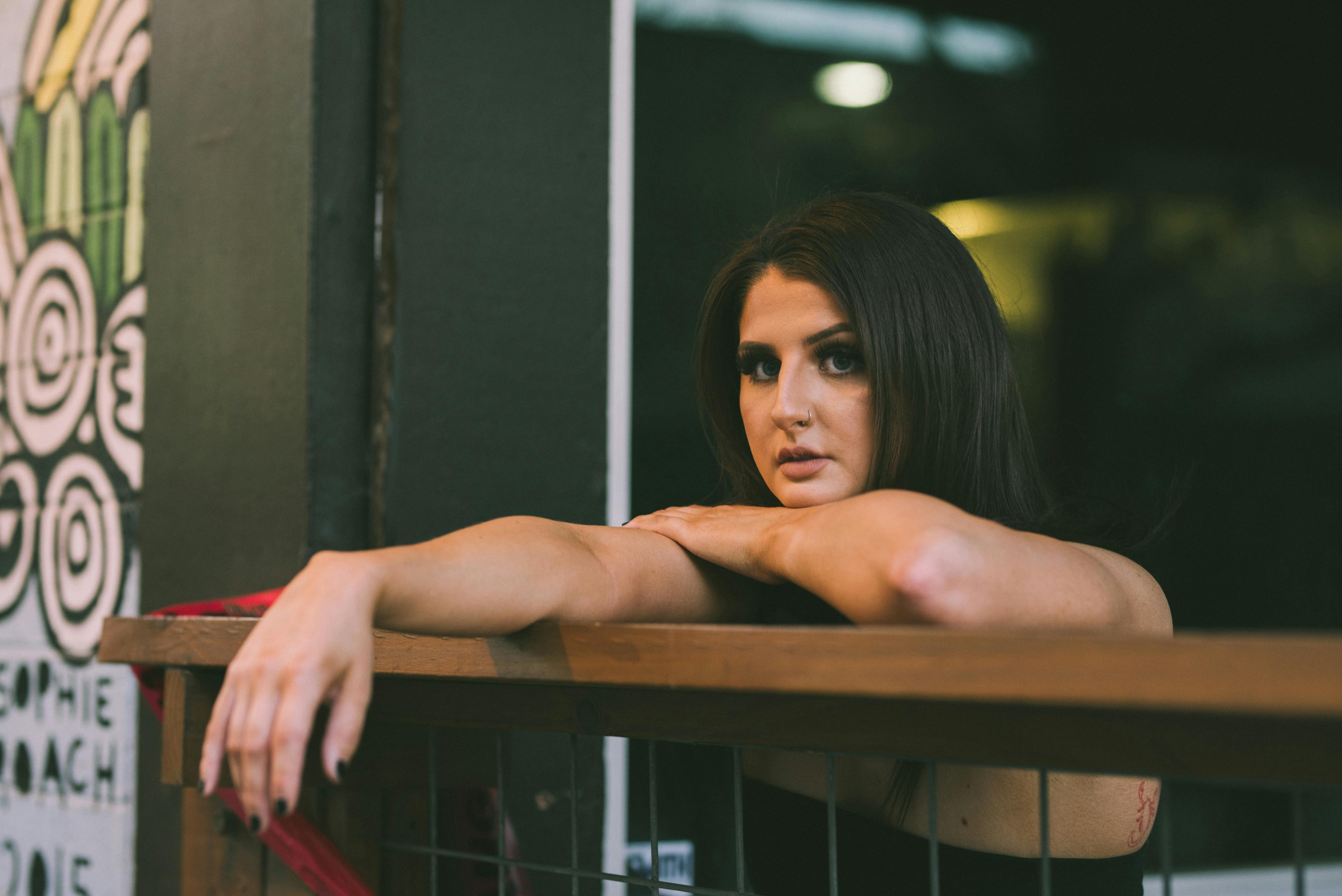 Gratis Wanita Bersandar Di Dinding Coklat Foto Stok