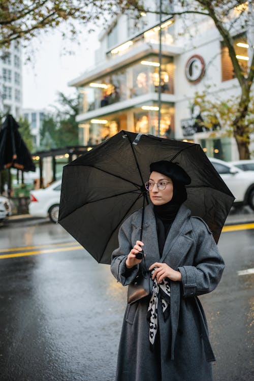 Základová fotografie zdarma na téma déšť, deštník, držet