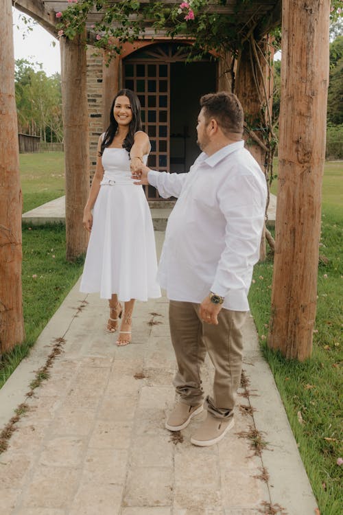 Fotos de stock gratuitas de Camisa blanca, cogidos de la mano, elegancia