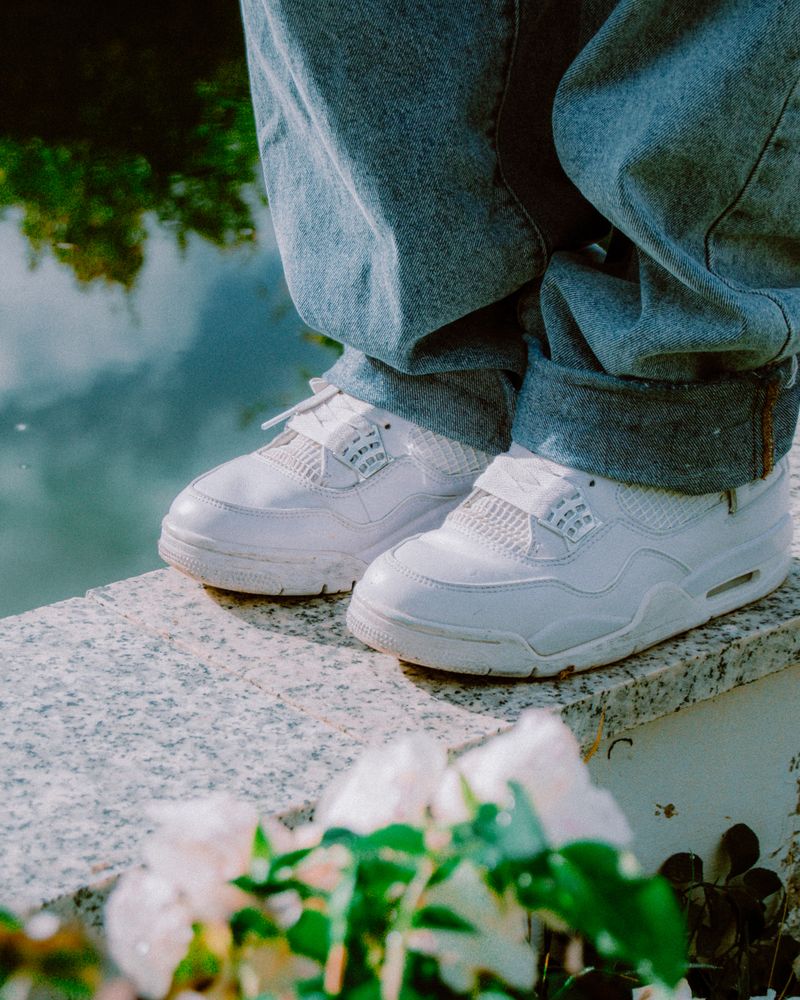 Woman wearing wide leg jeans and white sneakers, casual outfit