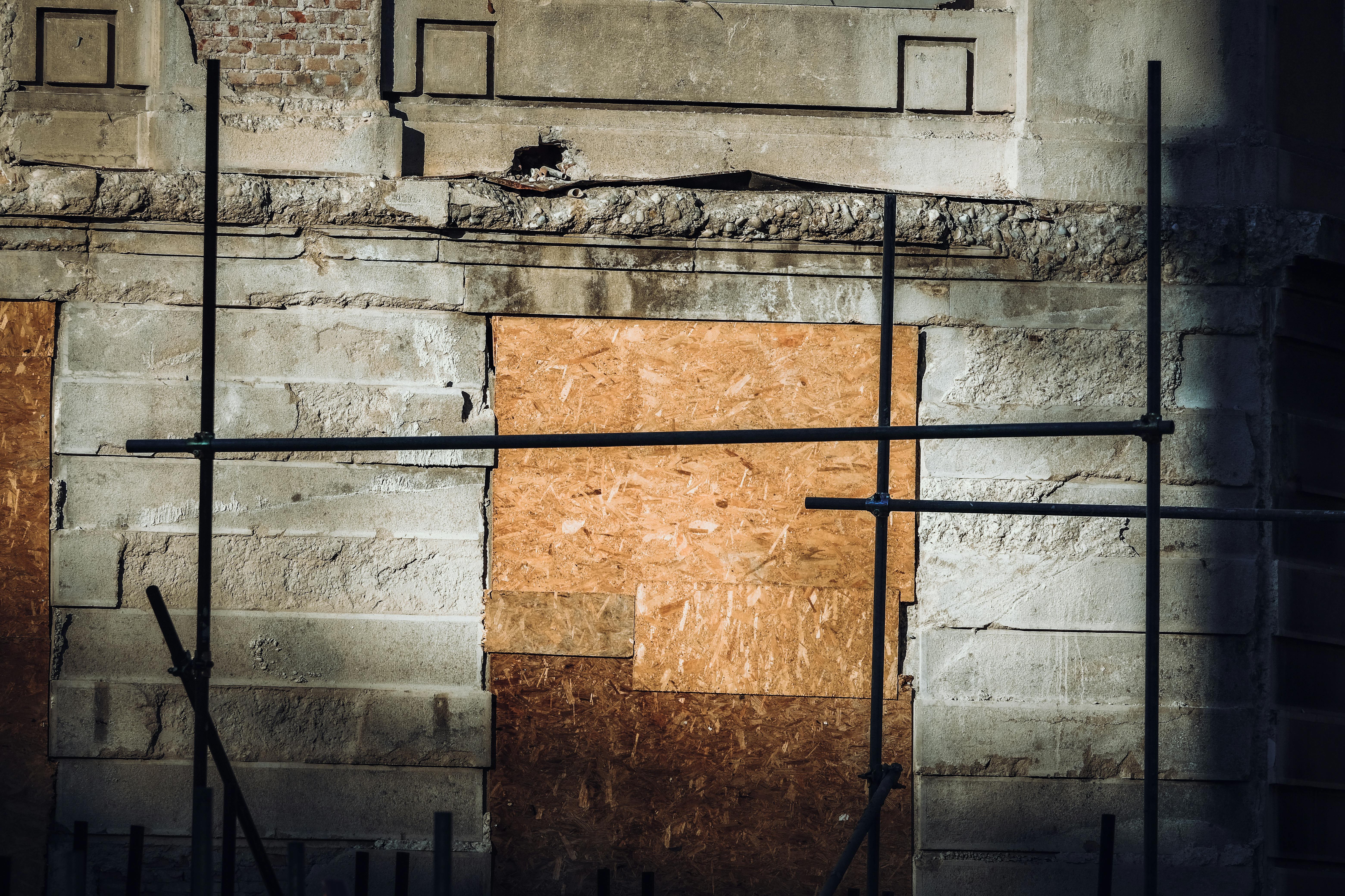 Techniques modernes pour renforcer la structure d’une vieille maison en pierre