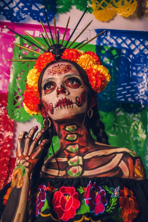 Free Vibrant portrait of a woman with painted face celebrating Día de Muertos in Mexican cultural attire. Stock Photo