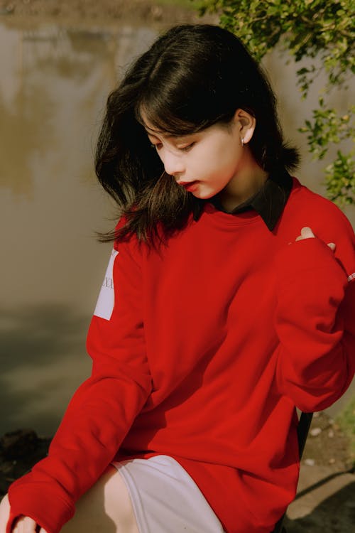 Darmowe zdjęcie z galerii z azjatka, brunetka, czerwona bluza