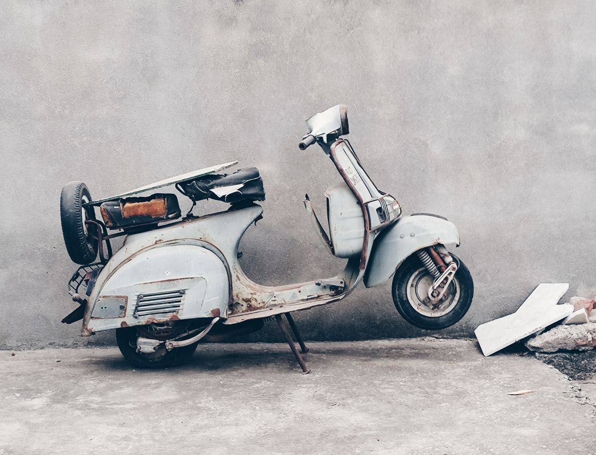 Altes, verrostetes Motorrad &ndash; lange abgestellt