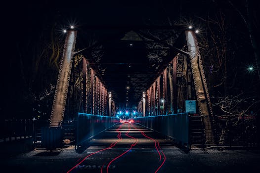 通过长时间曝光拍摄夜景，捕捉城市桥梁上的光线条纹