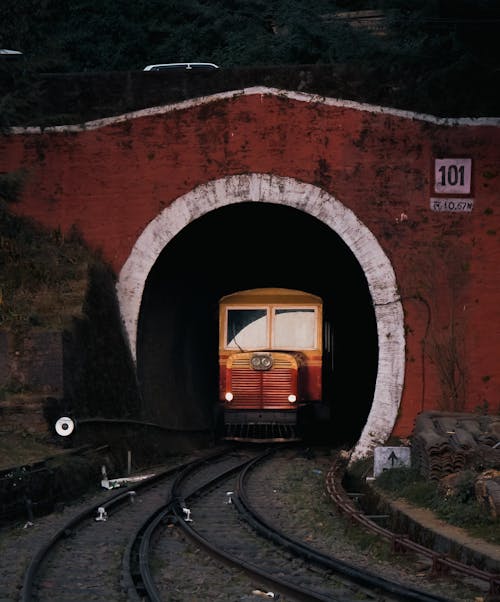 アーチ, トンネル, 公共交通機関の無料の写真素材
