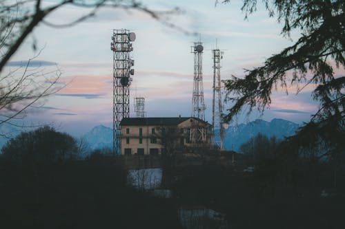 건물, 나무, 라디오 타워의 무료 스톡 사진