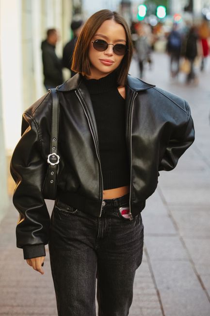 Đến mùa lôi áo khoác da ra rồi. Bên trong mặc áo len croptop cho gọn dáng
#phốiđồmỗingày #black #leatherjacket #jeans