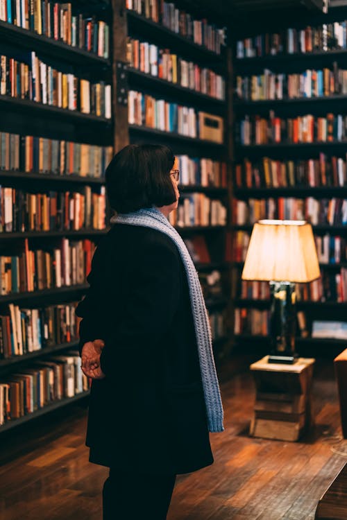 Femme Debout Dans La Bibliothèque