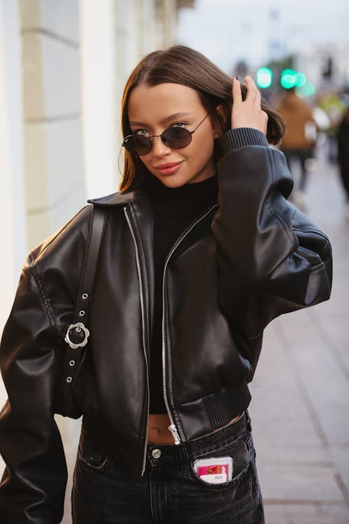 Základová fotografie zdarma na téma černá kožená bunda, městských ulicích, model