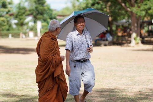 Foto d'estoc gratuïta de budista, calor, caminant
