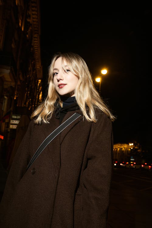 Základová fotografie zdarma na téma blond, městských ulicích, model
