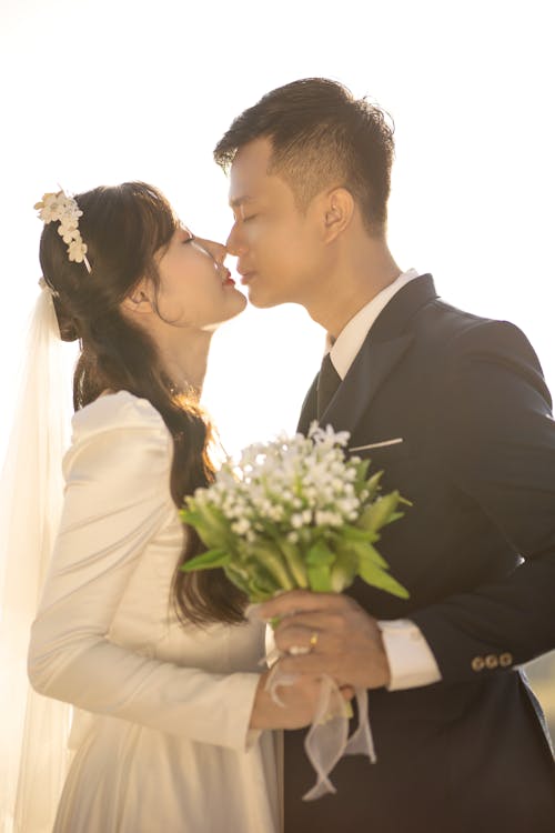 Immagine gratuita di abito, baciando, bouquet