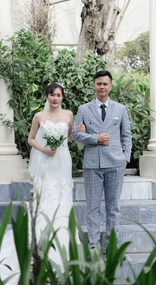 Free Beautiful portrait of a bride and groom in a lush garden setting. Stock Photo
