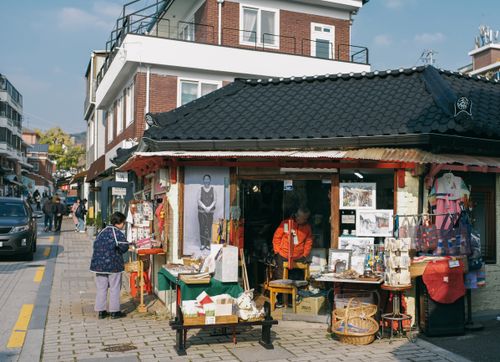 Free Explore a vibrant street market in Seoul with local crafts and urban charm. Stock Photo