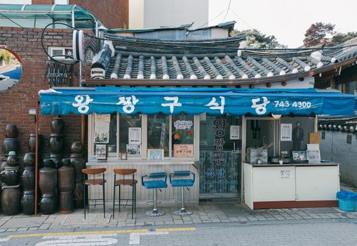 Charming street view of a traditional Korean restaurant facade in Seoul. - Fotografer Sidoarjo
